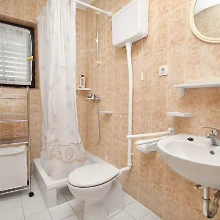 Appartamento With Parking Space Njivice, Krk - 9668 *